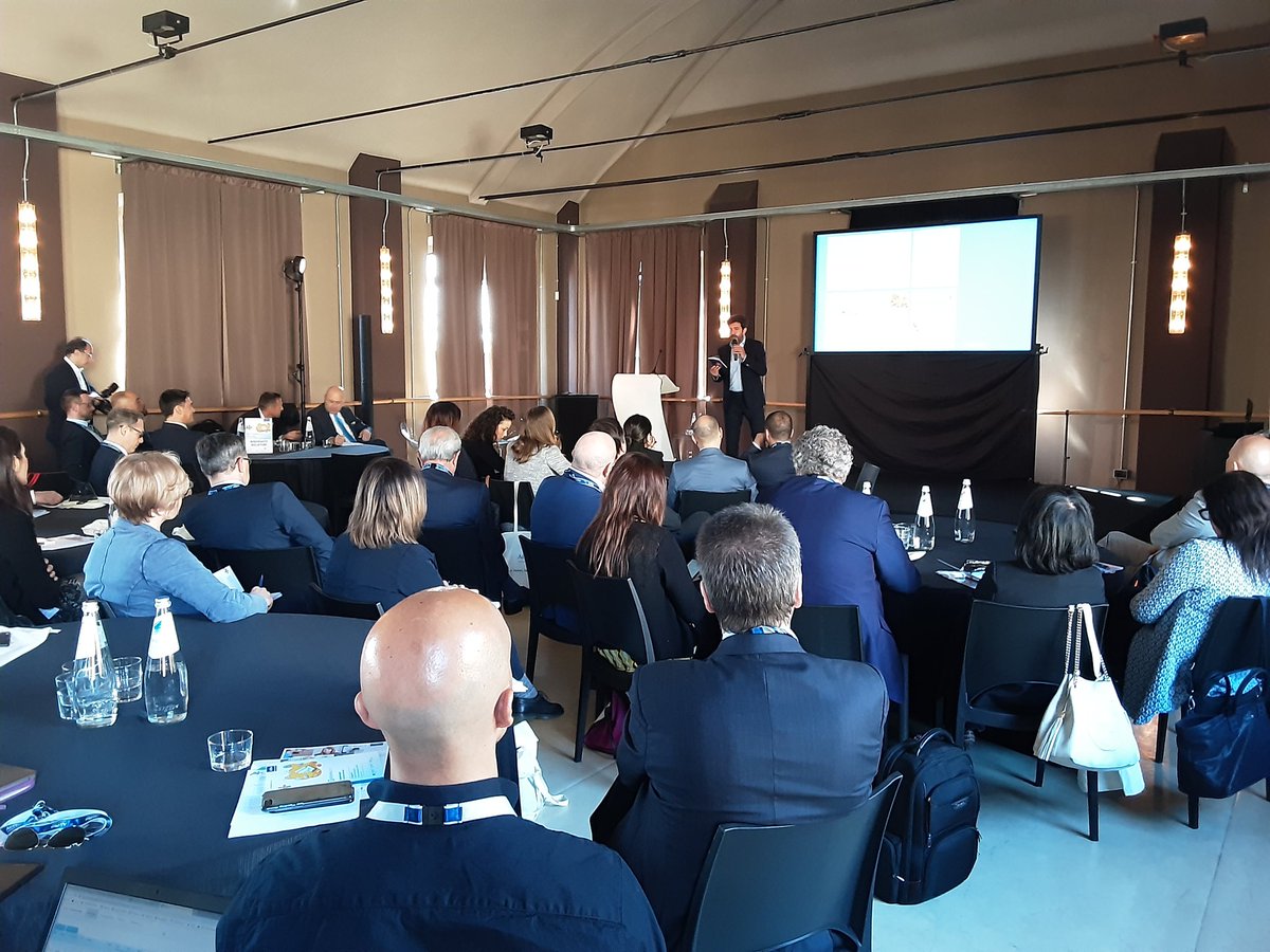 AirPlus_Italy's tweet photo. "L'uomo e la sua intelligenza tornano al centro riprendendo la visione di #leonardodavinci e del suo uomo vitruviano. Bisognerebbe tornare a lavorare come nel Rinascimento". @temporelli73 #humancentered https://t.co/YOEwdPBUeZ