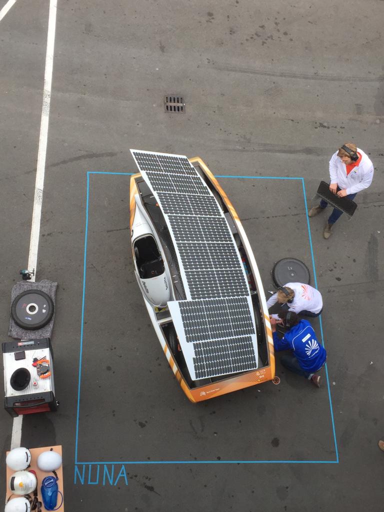 The first pitstop is a fact. Tire changes are not as quick as Formula 1 yet, but practice makes perfect 💪 #itspossible #vattenfallsolarteam #BWSC19