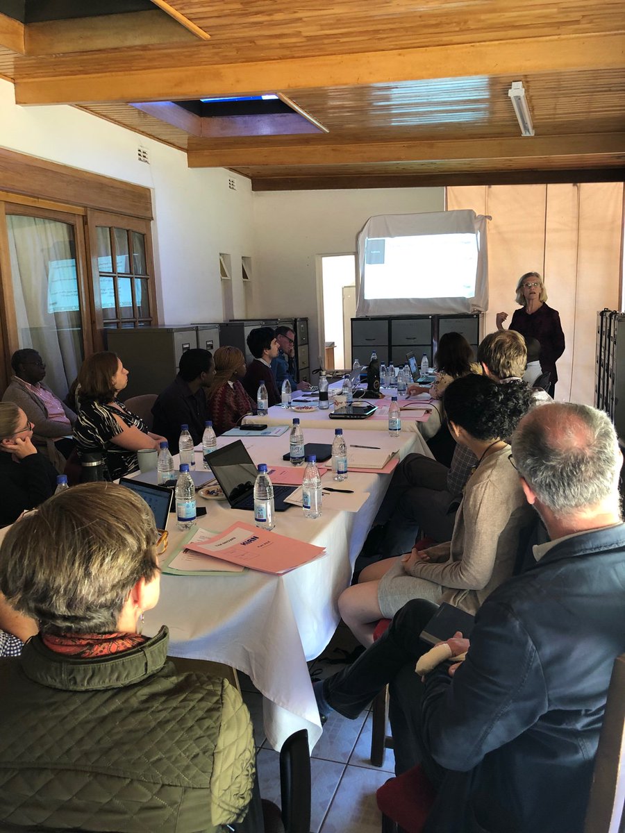 #OneHealthApproach to #Stunting meeting Director @ZvitamboZim Professor Jean Hawes Humphrey presenting problem of chicken feces contamination in rural households #SHINE Study #stunting #childgrowth
@gatesfoundation 
@UNICEFZIMBABWE 
@CDCGlobal 
@wellcometrust 
@JohnsHopkinsSPH