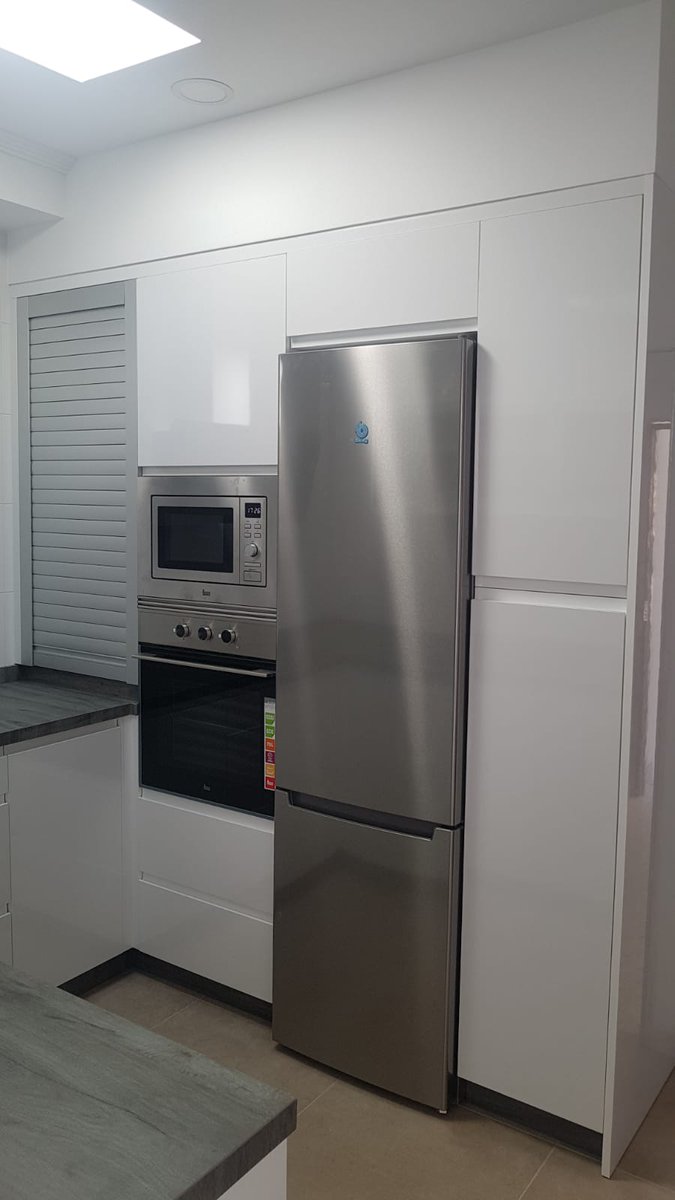 MCocinasJimenez's tweet photo. Cocina en formica blanco brillo, encimera de laminam https://t.co/hDltkFzSwt