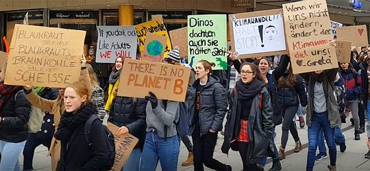 VolkerRahn's tweet image. Schülerinnen &amp;amp; Schüler gehen bei den &quot;Fridays for Future&quot; - Demos auf die Straße, um für mehr Klimaschutz zu protestieren. Die Kirche @ekhn_de ist solidarisch und jetzt den &quot;Churches for Future&quot; beigetreten:    ekhn.de/aktuell/detail… #FridaysForFuture #ChurchesForFuture @EKD