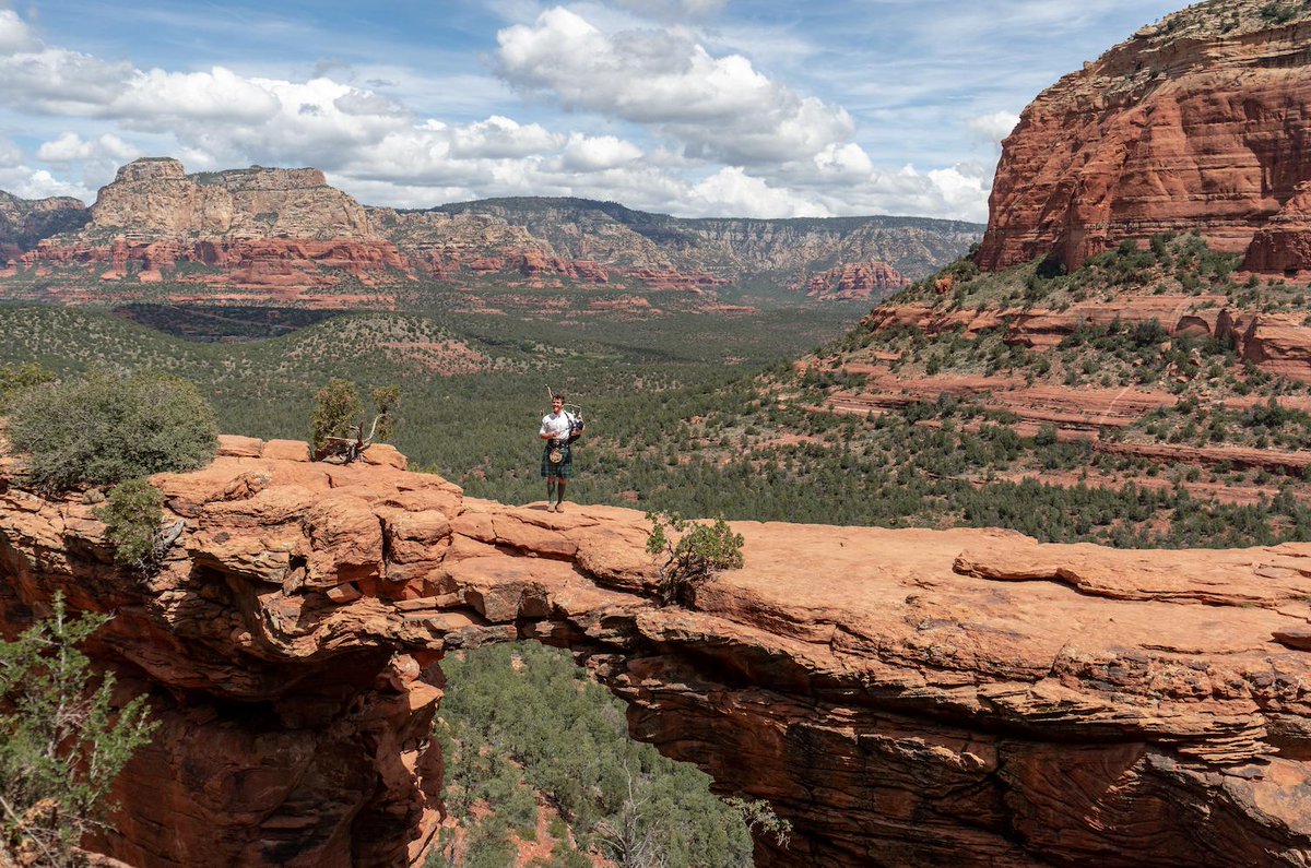 FirstPiper's tweet image. Devilishly beautiful scenes 🏜 
A quick drive out of Sedona and a short hike up a trail gets you to the Devils Bridge. A stunning spot for a photo, but fairly treacherous when you’re wearing brogues and a kilt! 💃🏻#DevilsBridge #SedonaArizona #KiltedAdventures