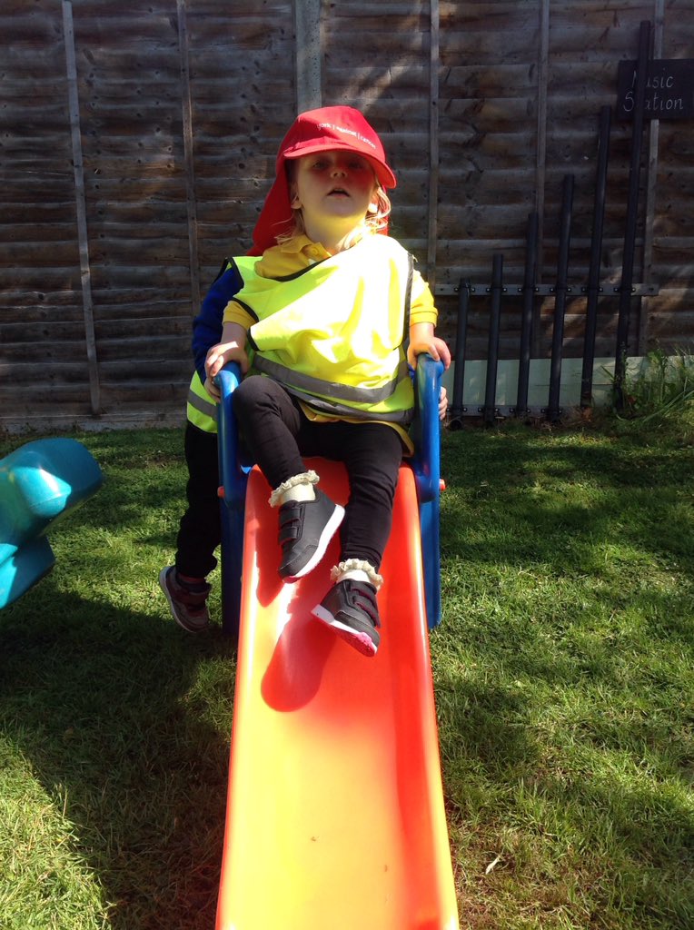 TH_Nursery1's tweet photo. Outdoor learning! πβοΈ#THlearnN @THGoldcrests https://t.co/jFy7mRY1ry