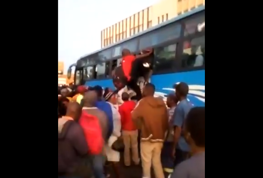 iharare's tweet photo. WATCH: Nhubu…Incorrigible Zimbos Board Zupco Via Windows To Beat Transport Blues https://t.co/fzUVn6Wxvz https://t.co/SCrAHmHetj