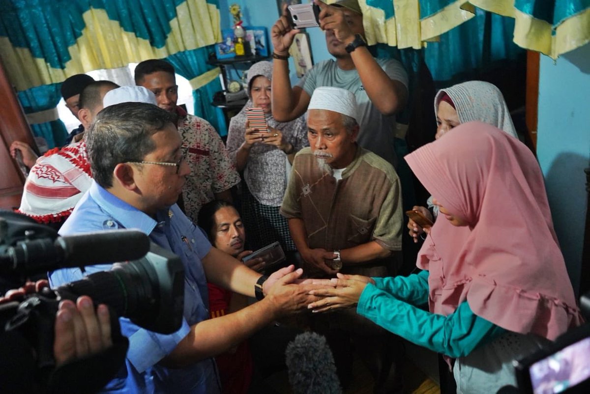 Takziyah ke keluarga alm Raihan (15 thn) di Petamburan. Ini ibunda alm. Raihan tertembak ketika sdg duduk2 di gang bersama teman2nya.