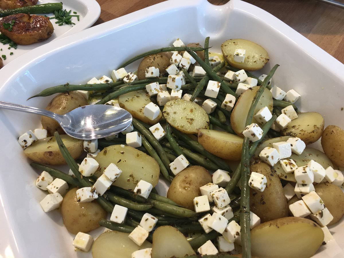 ZakoPenny's tweet photo. Simple and delicious @AGA_Official @AGA_Recipes new potatoes, steamed green beans and marinated feta cheese served up in the #portmerion #lipped roasting dish #Agafeast https://t.co/m1nV8kuk6N