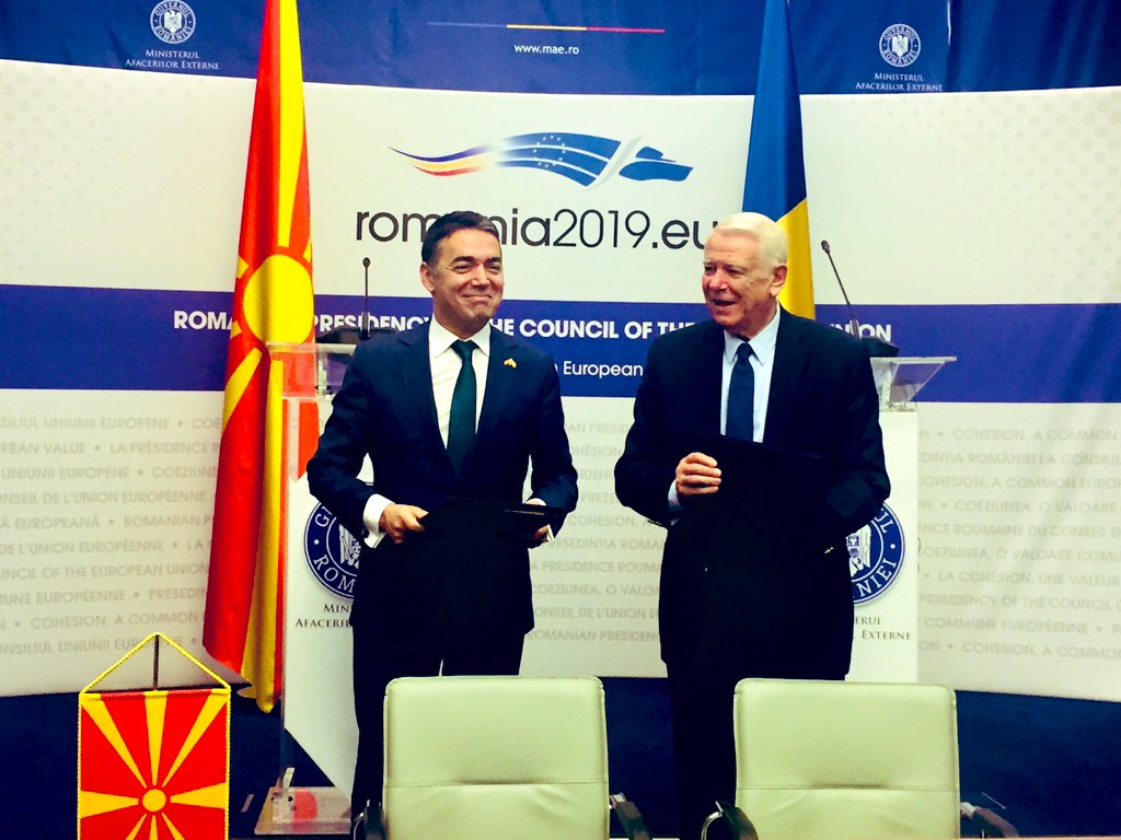 ✏️ FM <a href="/Dimitrov_Nikola/">Nikola Dimitrov</a> &amp; FM <a href="/teodormelescanu/">Teodor Melescanu</a> today in #Bucharest signed the Memorandum of Cooperation b/w the MFAs of 🇲🇰&amp; 🇷🇴 in the field of European integration. <a href="/ro2019eu/">ro2019eu</a> presidency happens in a crucial period for the 🇪🇺 future of North Macedonia
