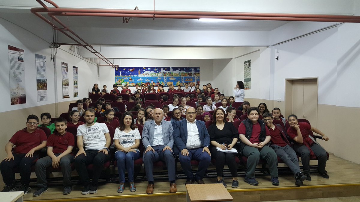 bakirkoyibnisi1's tweet photo. Okulda Sağlığın Geliştirilmesi programı kapsamında Bakirköy İlçe Spor Müdürümüz Metin ALBAYRAK, milli sporcumuz ve Bakırköy İlce Sağlık Müdürlüğünden Diyetisyen Özlem Hanım öğrencilerimize OBEZİTE eğitimi verdiler. @BakirkoyMEM @emrullahaydin25 @ercagonen https://t.co/xCB3iU7ETc
