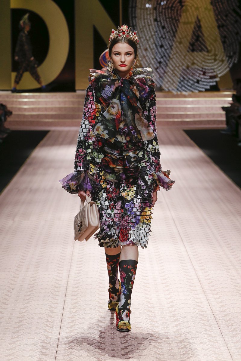 BSpinozzi's tweet photo. ♥️D&G♥️ Abito fascinoso e chic: motivo mosaico, volants e fiori.
#DGDNA #DGSS19 #mfwSS19 #DGHairstyle #DGBijoux #DGDevotionBag #DGGirlSS19 #DGWomenSS19 #DGStyle #DolceGabbana @dolcegabbana #DomenicoDolce #StefanoGabbana #lamodaèbellezza #lamoreèbellezza
https://t.co/lmdCKyDQA8 https://t.co/xDYjc3yhVh