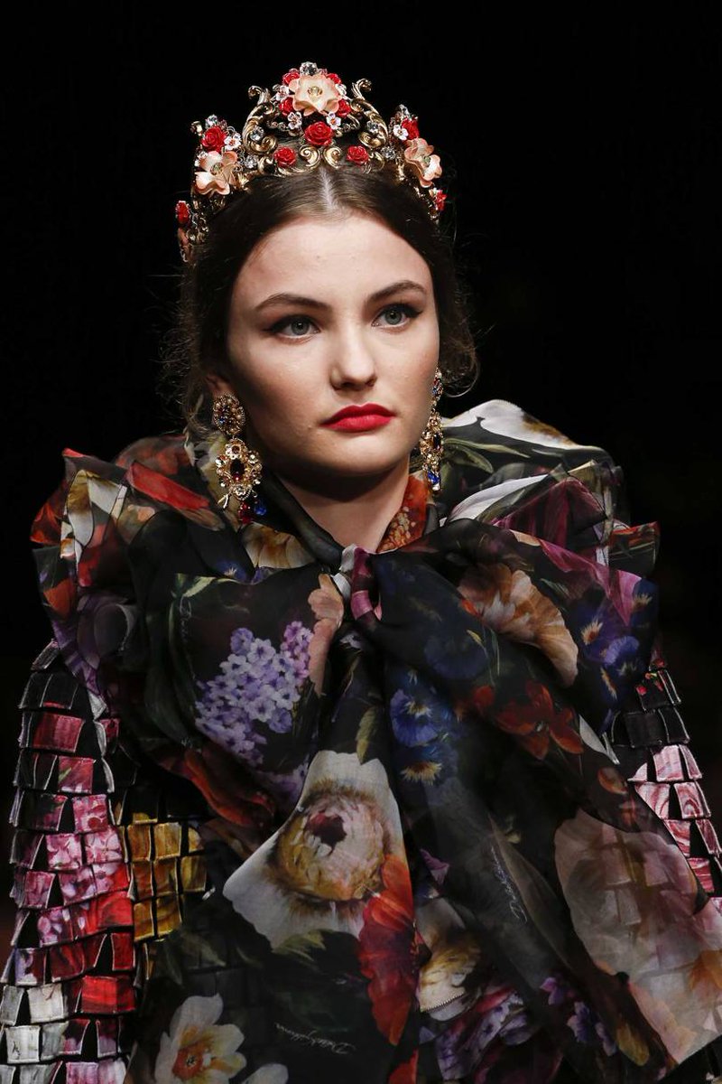 BSpinozzi's tweet photo. ♥️D&G♥️ Abito fascinoso e chic: motivo mosaico, volants e fiori.
#DGDNA #DGSS19 #mfwSS19 #DGHairstyle #DGBijoux #DGDevotionBag #DGGirlSS19 #DGWomenSS19 #DGStyle #DolceGabbana @dolcegabbana #DomenicoDolce #StefanoGabbana #lamodaèbellezza #lamoreèbellezza
https://t.co/lmdCKyDQA8 https://t.co/xDYjc3yhVh