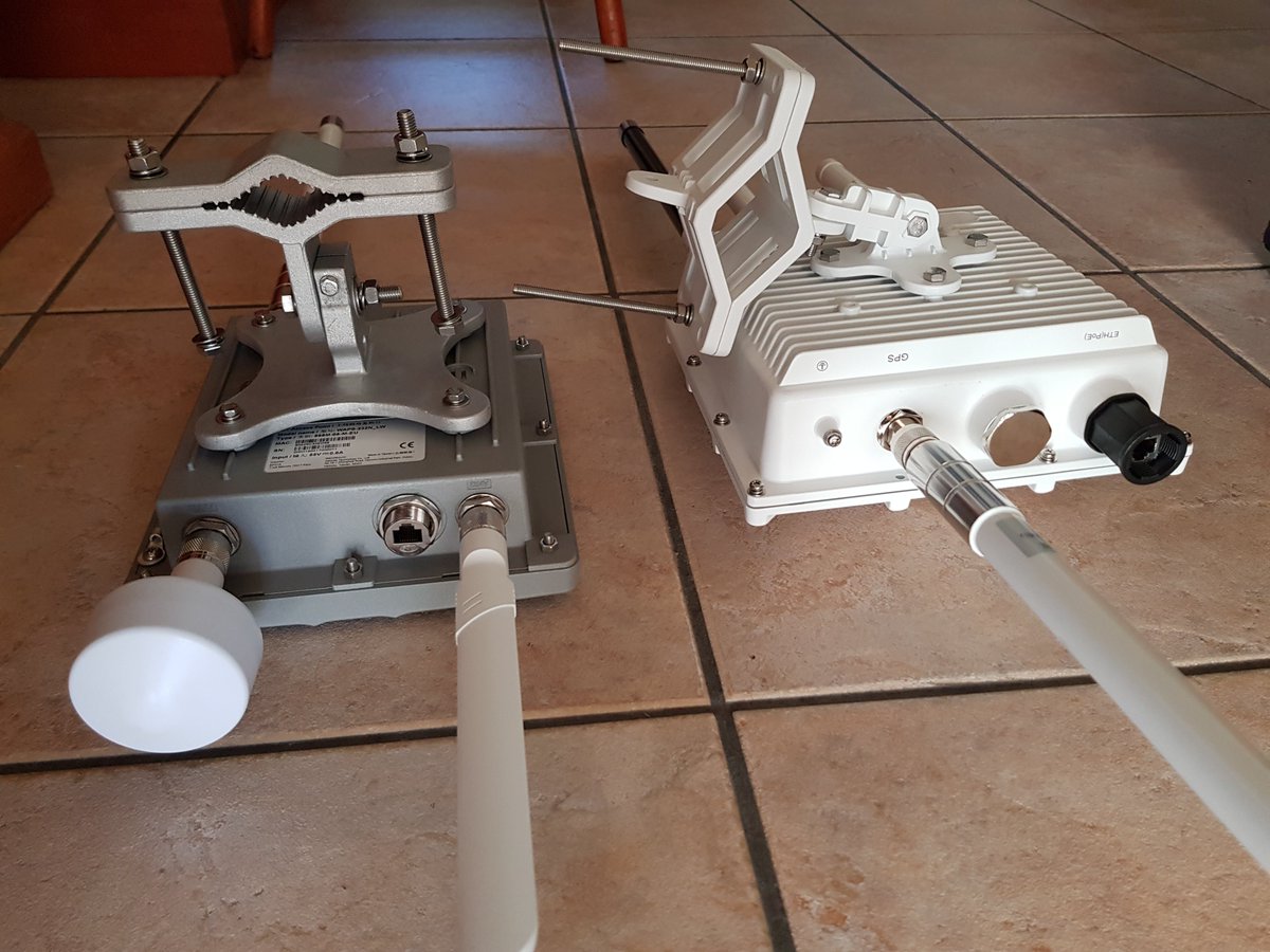 Two of the low cost outdoor LoRaWAN gateways side by side: Things Outdoor Gateway and RAK7249
thethingsnetwork.org/forum/t/rak724…
<a href="/thethingsntwrk/">The Things Network</a> <a href="/RAKwireless/">RAKwireless</a>