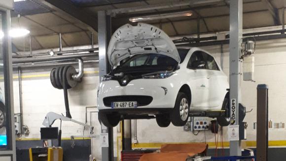 franceinfo's tweet photo. Dangereuse inflation du prix du contrôle technique automobile https://t.co/HaoEY8ZiCa https://t.co/1HVScj87d2