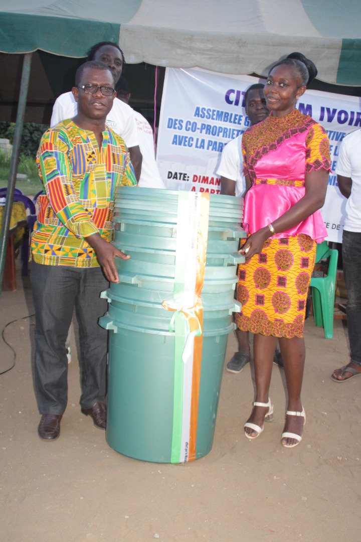kone_ehui's tweet photo. J'ai participé, dimanche dernier, à l'AG du syndicat des copropriétaires  de la cité SIPIM Ivoire de Yopougon-Niangon; et fait un don de poubelles au nom du Ministre Bruno Nabagne Kone et du #MCLU https://t.co/dHyNkPF3Gf
