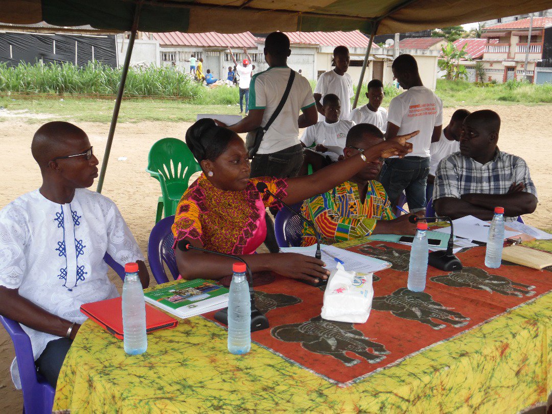 kone_ehui's tweet photo. J'ai participé, dimanche dernier, à l'AG du syndicat des copropriétaires  de la cité SIPIM Ivoire de Yopougon-Niangon; et fait un don de poubelles au nom du Ministre Bruno Nabagne Kone et du #MCLU https://t.co/dHyNkPF3Gf