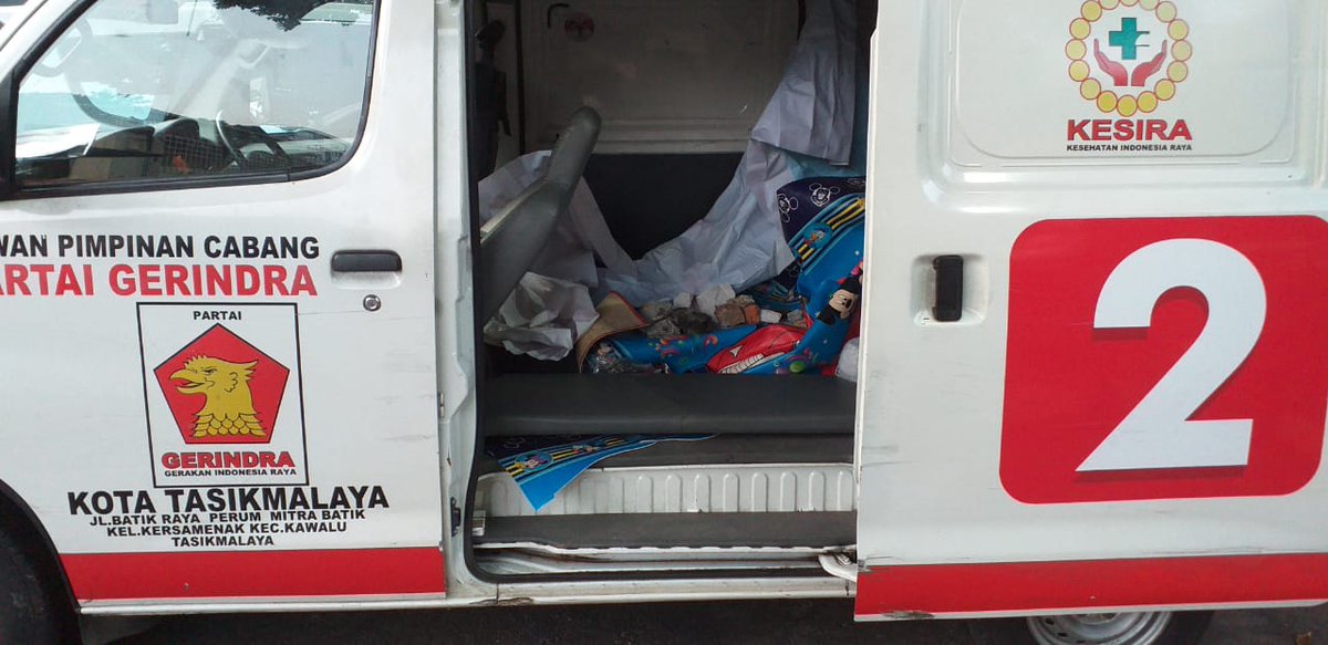 PresideNetizen's tweet photo. @fadlizon jadi yang membakar mobil, yang merusak fasilitas umum itu kamu anggap korban? sebenernya ada hubungan apa sih Gerindra dengan para perusuh ini sehingga ambulans gerindra tasik berisi batu dan molotov ada di lokasi? https://t.co/BN3PETpbD7