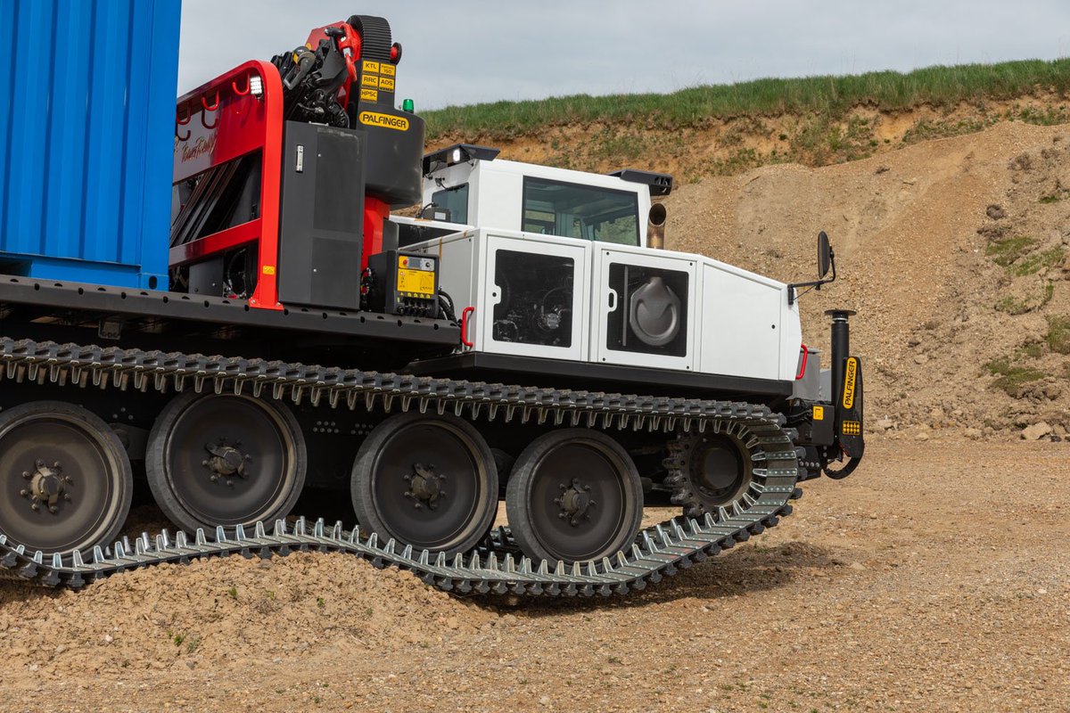 LovePistenBully's tweet photo. Meet the @PowerBullyUSA 18T  load capacity 16.6t highly versatile tracked machinery capable of being spec’d with cranes, drills, hiabs you name it 
Seen here with @PalfingerUK 
Get in touch for more info #tracked #machinery #powerbully https://t.co/5tLFp9O7yT