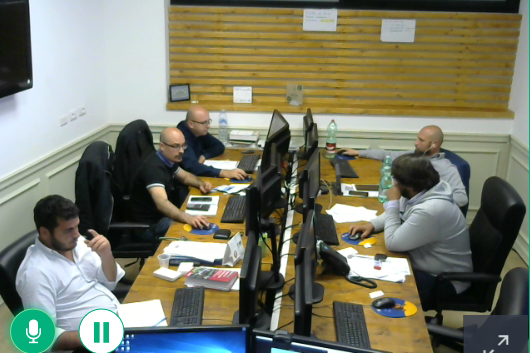 WFTradingRoma's tweet photo. Qualcuno ci ha chiesto se quella della diretta Facebook è la qualità video/audio della nostra sala virtuale... Certo che no! Per avere un'idea della qualità guardate questa immagine, perchè è proprio così. Vi aspettiamo! https://t.co/ufP2QpWBHW