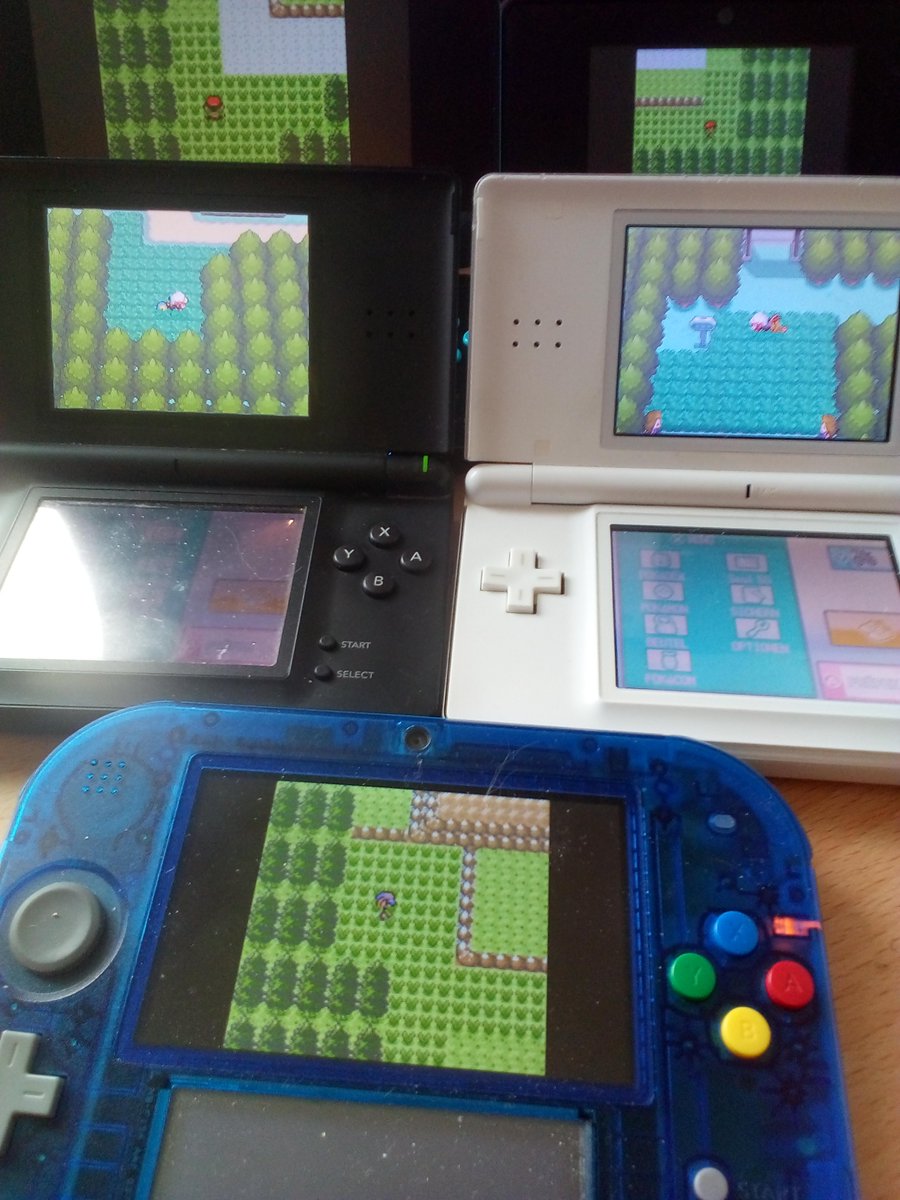 Poki_Happy's tweet photo. #GBDSWeek
Zwar noch kein Shiny, aber fleißig dabei :D 3000 enc. 
Oben links Silber
Oben rechts gold
Mitte links HeartGold
Mitte rechts SoulSilver
Ganz unten Kristall 
:D 
Alle zusammen gestellt, fürs Foto 
@TheSakatiS https://t.co/9L5Wgp79vH