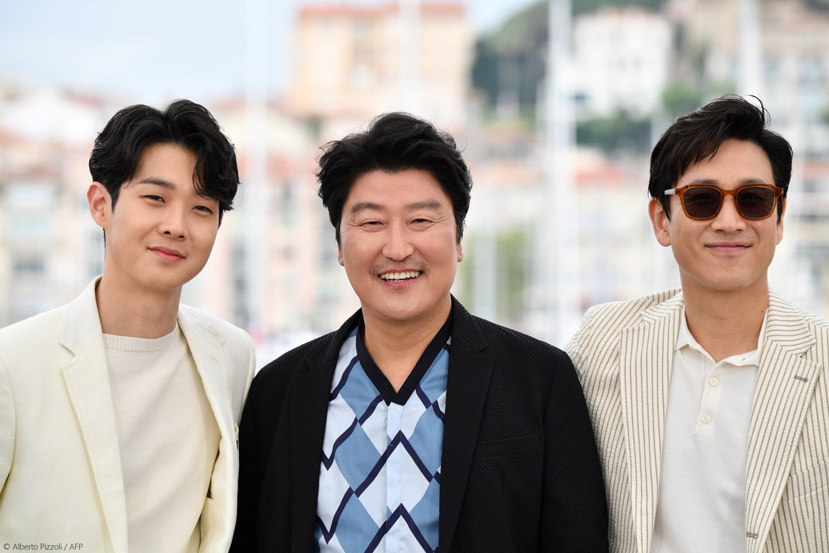 Festival_Cannes's tweet photo. #Photocall GISAENGCHUNG (PARASITE) by Bong Joon Ho 📸
with Lee Jung-Eun, Park So-dam, Cho Yeo-jeong, Chang Hyae-jin, Choi Woo-shik, Kang-ho Song, Lee Sun-kyun &amp; Bong Joon Ho
#Cannes2019 #Competition #Parasite https://t.co/zqn29Tnxdo