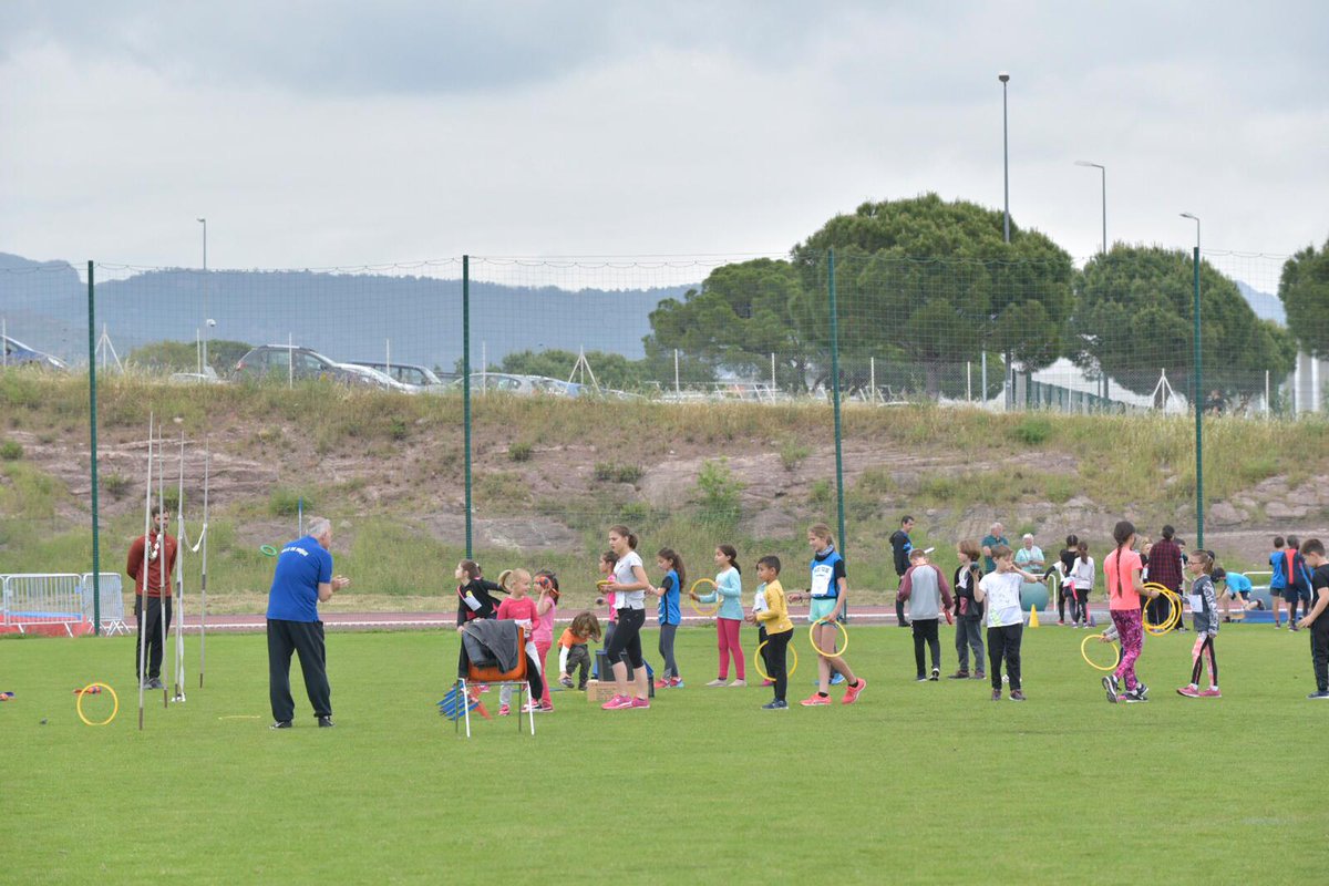VilleDeFrejus's tweet photo. 📸 Ce matin se déroulent à Gallieni les Olympiades de l’athlétisme avec l’AMSLF section athlétisme, les écoles municipales de sport de #Fréjus et l’Institut Médico-éducatif de Saint-Raphaël.

🏃🏻‍♂️ 125 enfants sont ainsi initiés de façon très ludique à la discipline. #AMSLF https://t.co/zkIBZUS1Xz