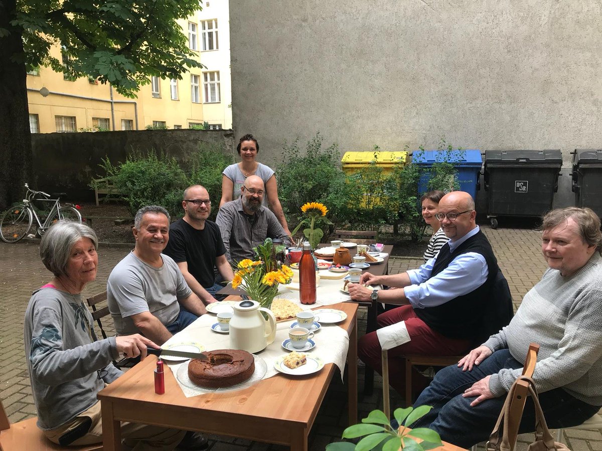 kottbuda69's tweet photo. Bundestagsabgeordneter @fritzfelgentreu und @elena_poeschl von den #Kiez-Konnektors bei uns zu Besuch um über drohende #Verdrängung aus unserem Kiez zu sprechen! Vielen Dank für die Unterstützung! ✊🥮☕️  #wirbleibenalle #vorkaufsrecht #Mietenwahnsinn #neukölln @spdneukoelln https://t.co/Cd0O0USajZ