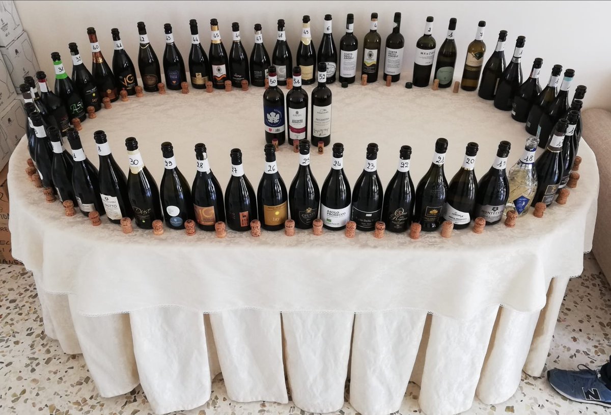 Tutti i nostri vini, tutti in fila! 🍾🍾🍾
Ieri abbiamo ospitato Annie Stefanatto e la sua squadra di degustatori per gli assaggi in vista della prossima edizione della guida <a href="/vinibuoni_it/">ViniBuoni d'Italia</a>