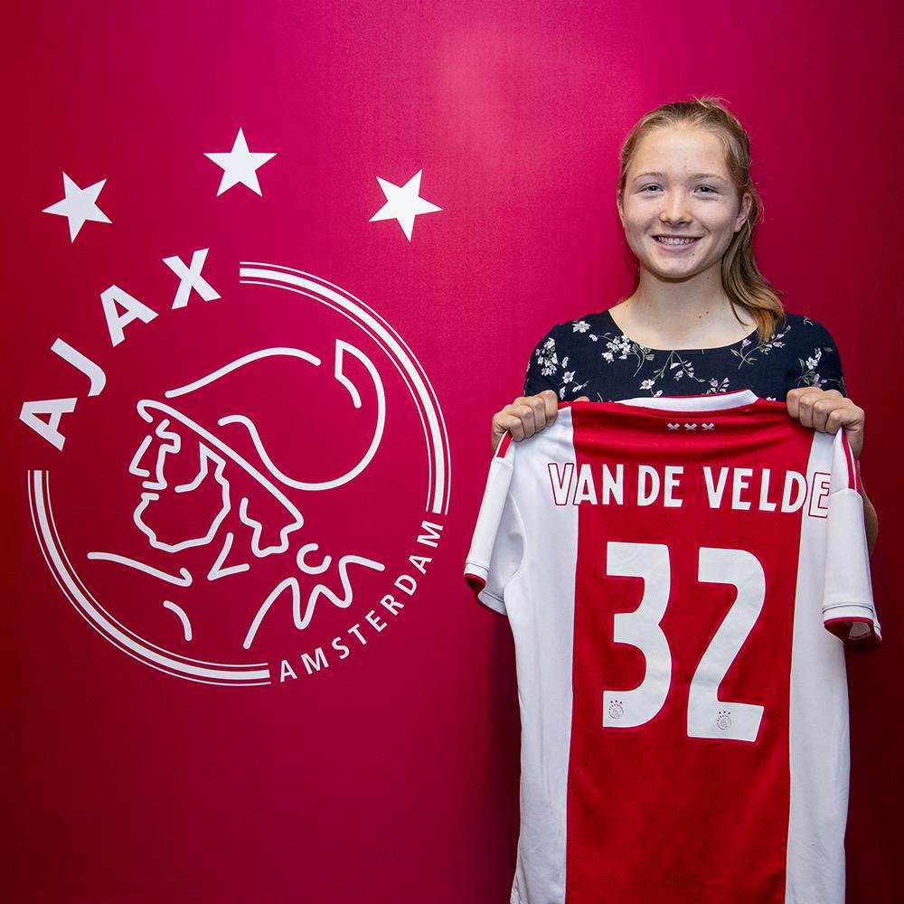AjaxVrouwen's tweet photo. #Ajax Talententeam --> #AjaxVrouwen 

📃✍ Jonna van de Velde 
📃✍ Samantha van Diemen https://t.co/VVAxe5FvSs