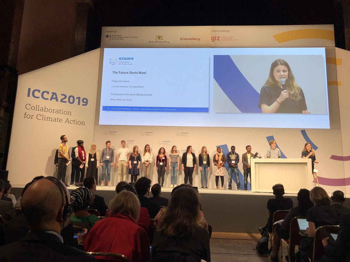 heidelberg_de's tweet image. Junge Menschen setzen ein Zeichen: @FridayForFuture und Teilnehmerinnen und Teilnehmer des #YouthClimateSummit sprechen auf der #ICCA2019 und übergeben die Ergebnisse des Jugengklima-Gipfels. #climateprotection #saveourfuture #Klimaschutz
