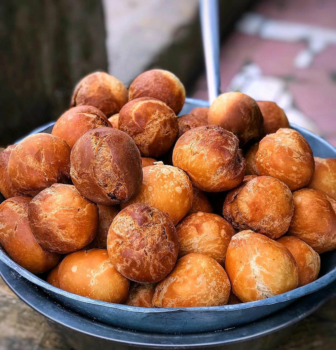 ghanaianfoodnet's tweet image. Good morning world! 
We're planning lunch with breakfast in mind!
How do you like your #bofrot? Crunchy outside or soft inside?
Delicious #Ghana! 
📸 @akitchenfaraway  #GhanaFoodNetwork #BanPlasticGhana #EcofriendlyHabits #EcofriendlyUtensils #TheNewGhanaianCuisineIsZeroWaste