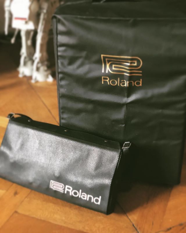 uncprop's tweet photo. When you move #studio in a week but you know: #firstthingsfirst #301 #303 #roland #spacecho #acidtechno #music #techno #acid #modular #synth #tb303 #chorus #tape #delay #equipment #gear #starwars #atat

📸 https://t.co/A1STjFOuBa via https://t.co/PdM0qTkiXj https://t.co/ZpAVYZlD1B
