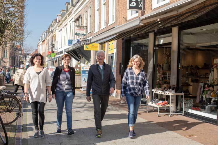 LEK_Magazine's tweet photo. Wandelen is nog leuker als je het samen doet https://t.co/yNAWzKDnc0 https://t.co/jie5dZcKQT