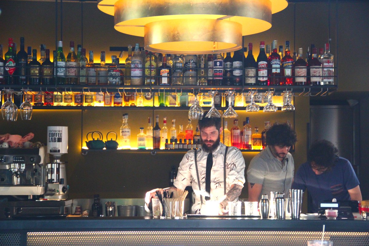 AltaviaItalia's tweet image. Un po' #jazz, un po' #blues, un po' #boogie... Una bellissima serata musicale tra grandi cocktail e ottimi amici!
Grazie a Veronica Sbergia &amp;amp; Max De Bernardi e a tutti i presenti! Vi aspettiamo il 28 maggio per il prossimo #Ahperò con Val Bonetti &amp;amp; Semeraro Acoustic Duo!