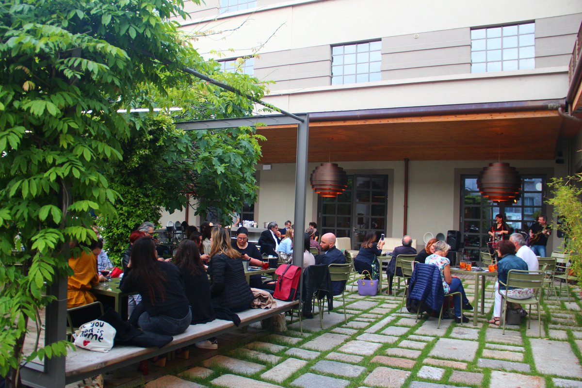 AltaviaItalia's tweet image. Un po' #jazz, un po' #blues, un po' #boogie... Una bellissima serata musicale tra grandi cocktail e ottimi amici!
Grazie a Veronica Sbergia &amp;amp; Max De Bernardi e a tutti i presenti! Vi aspettiamo il 28 maggio per il prossimo #Ahperò con Val Bonetti &amp;amp; Semeraro Acoustic Duo!