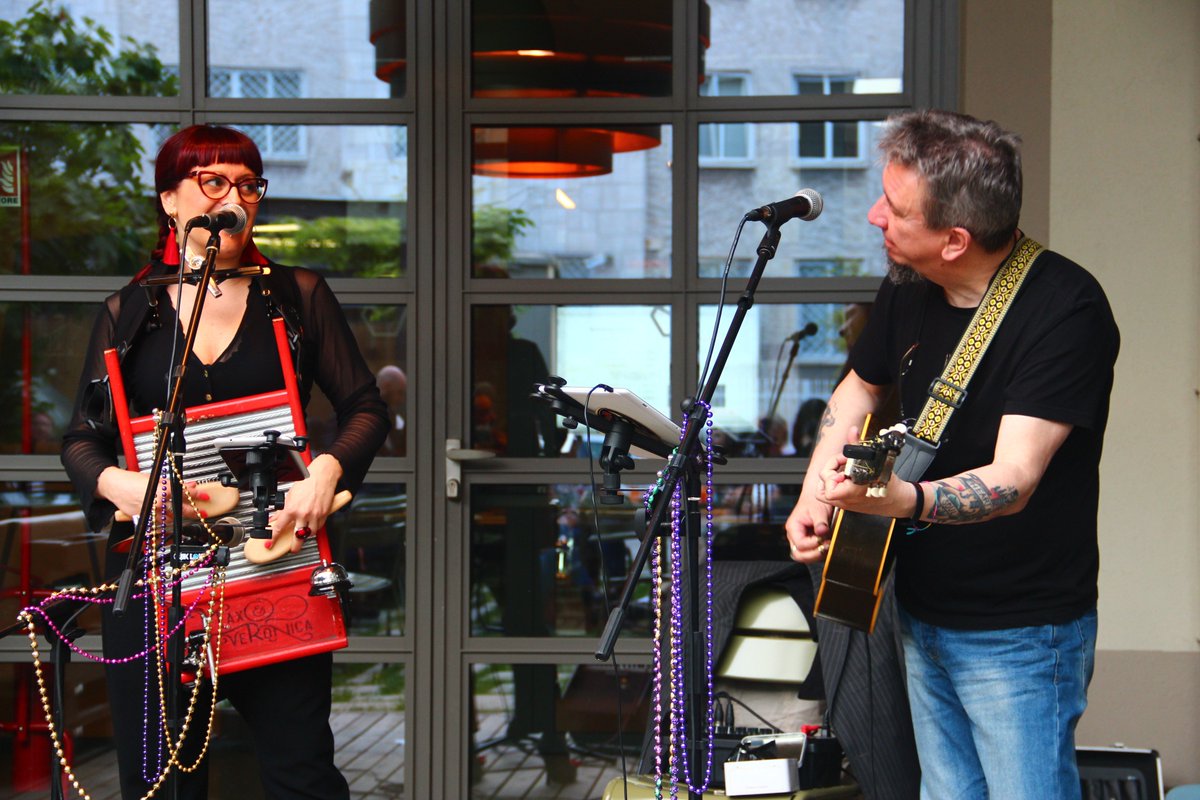 AltaviaItalia's tweet image. Un po' #jazz, un po' #blues, un po' #boogie... Una bellissima serata musicale tra grandi cocktail e ottimi amici!
Grazie a Veronica Sbergia &amp;amp; Max De Bernardi e a tutti i presenti! Vi aspettiamo il 28 maggio per il prossimo #Ahperò con Val Bonetti &amp;amp; Semeraro Acoustic Duo!