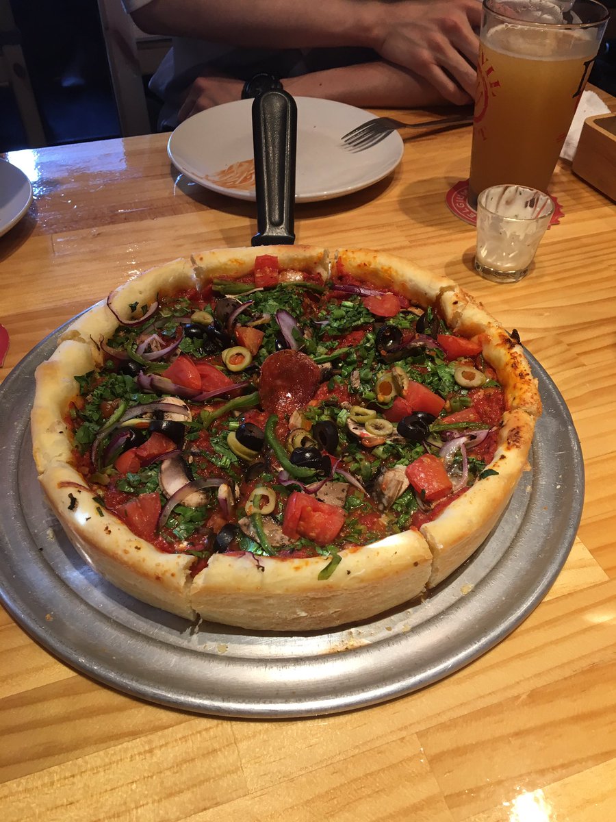 khori0422's tweet photo. デビルズ・クラフト
神田のシカゴピザの店に行った。記憶の薄れないうちに本場と食べ比べするためだ。結果は及第点。ただ、チーズをはじめとする具の量は圧倒的に本場が勝っていた。なので日本人には食べやすいかも。ラージサイズを家族で完食。#devilscraft #chicagopizza #神田 https://t.co/N7dGuUgHSv