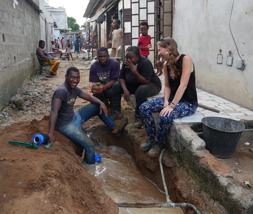 Axeau's tweet photo. Ouverture du premier réseau d'eau dans le quartier précaire de Djidan 1 à Abidjan ! Magnifique projet d'Eau et Vie auquel les équipes d’Ax’eau ont participé. 
#mission #humanitaire https://t.co/xTWY2LaWyw
