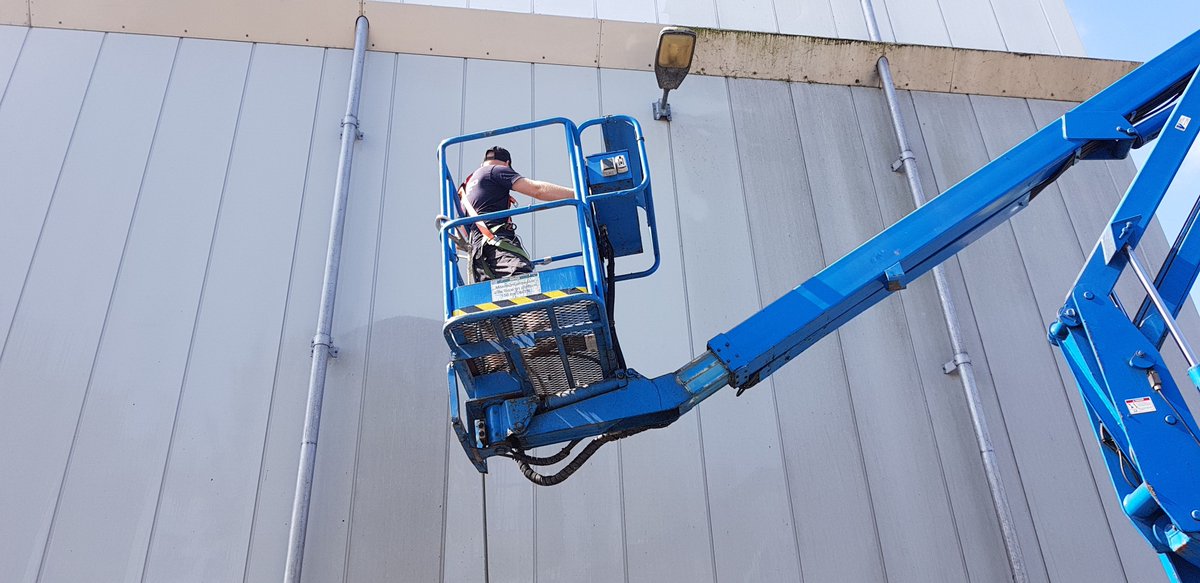 Uw gebouw is uw visitekaartje. Door vuil aan de buitenkant kan uw organisatie een minder mooie uitstraling krijgen en letterlijk minder daglicht doorlaten. 

Neem snel contact met ons op voor een vrijblijvende offerte, 
0299397497 of info@ranko.nl