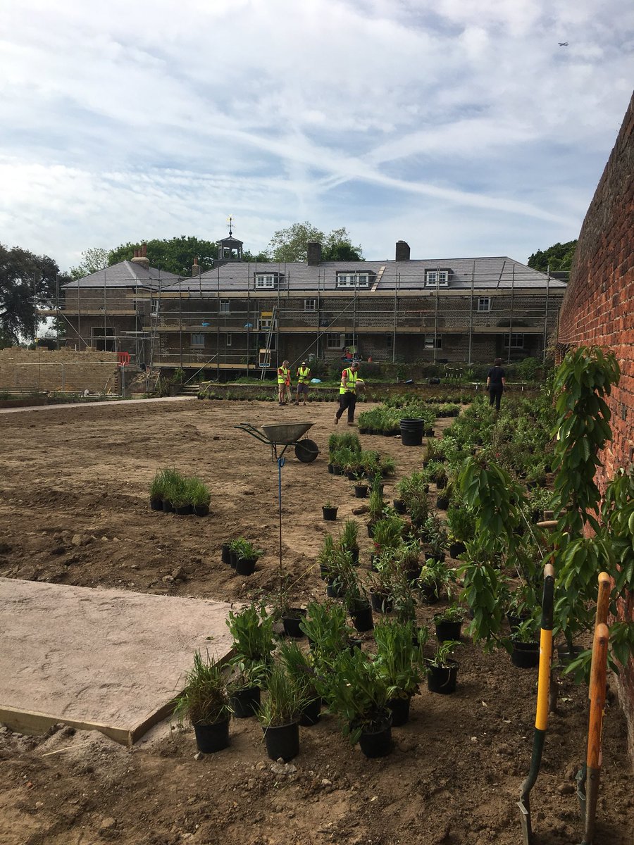BeckenhamPark's tweet photo. Regular volunteers hard at work this morning helping the ground staff organise the perennial planting for the gardens beside the homestead. If you would like to get involved our regular drop in volunteer session is this Saturday 25 May. Meet at mansion at 10.30am near Café. https://t.co/7d5pvnmG6s