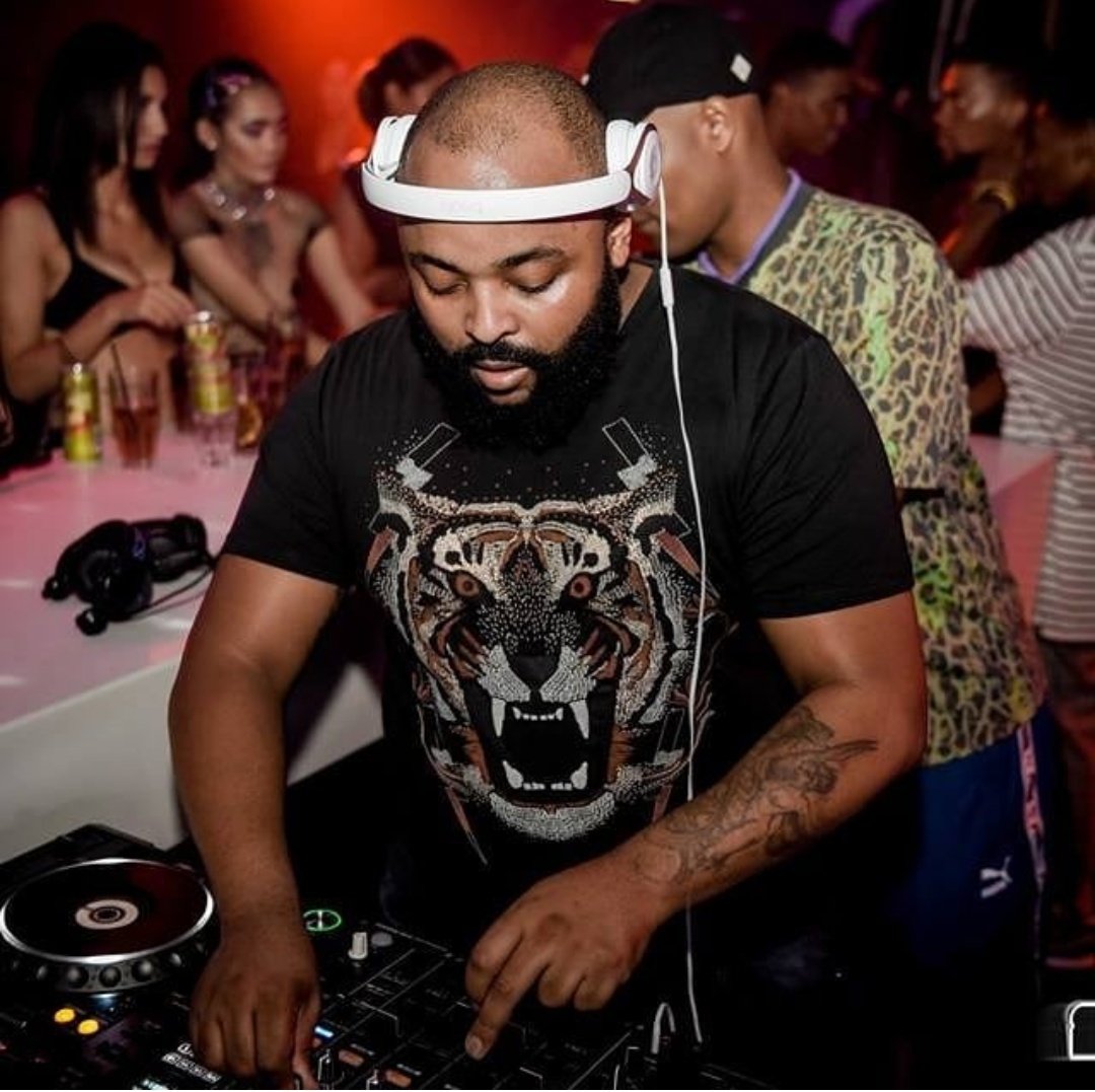 Liihlendimande's tweet photo. My favorite deejays will be in the booth tonight π π
π₯ @Djtoyjustdance
π₯ @GOLDFiNGERS_RSA
π₯ @MthiHD
π Doors open at 10pm
#XSWEDNESDAYS
#XSWEDNESDAYSumo https://t.co/FGPIXbZNcu