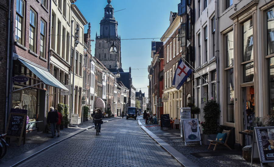 Tonnen kostende herinrichting Lange Hofstraat uitgesteld na protest van ondernemers dlvr.it/R5BLp5