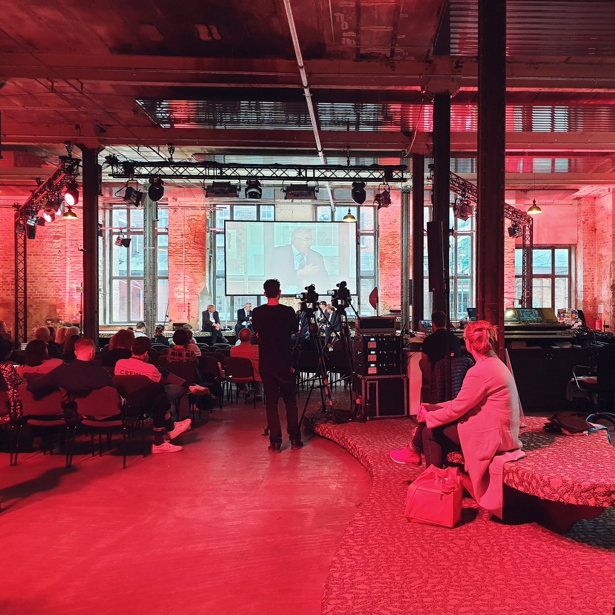 bdmesse's tweet photo. 📲💡In der digitalen Welt gibt es fast täglich Neuigkeiten - klar, dass wir rund ums Jahr am Ball bleiben. Auf den @MTM_Leipzig hören wir uns heute von früh bis spät Talks zu den aktuellsten Themen an🎤🎛

#mtm2019 #leipzig #Digitalisierung  #digital https://t.co/fPnOxtZQRS