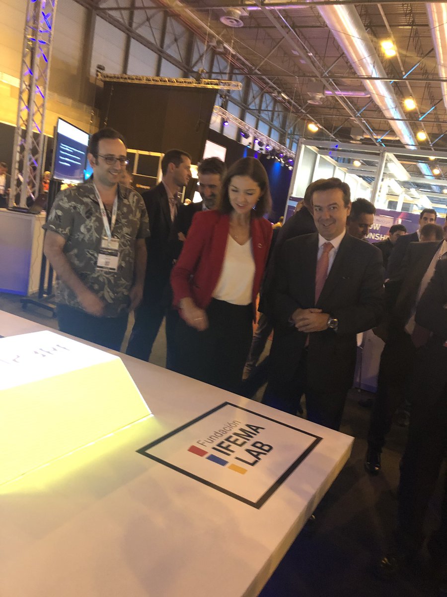 rauldiezvazquez's tweet photo. @MarotoReyes visita el espacio de #IFEMALAB, laboratorio de innovación de @feriademadrid, en #DES2019, donde se presentan los primeros desarrollos para el sector #MICE https://t.co/353AVIubFM