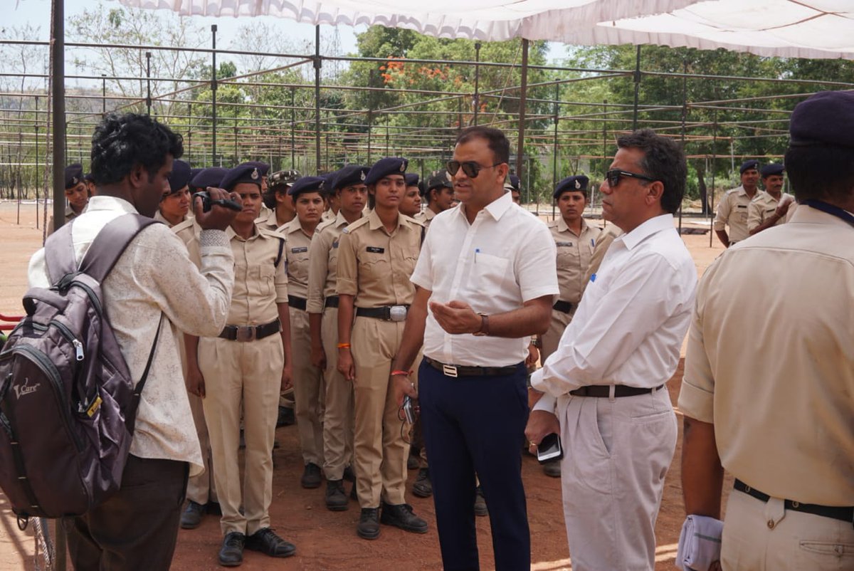 CrimeDewas's tweet photo. कलेक्टर श्री डॉ.श्रीकांत पांडे एवं पुलिस अधीक्षक श्री चन्द्र्शेखर सोंलकी द्वारा दिनांक 23 मई 19 को देवास,सोन.,हा.पी.,बागली  मतगणना होना हैा मतगणना स्थल पर लगे समस्त सुरक्षा बलो के अधि./कर्म.कानून व्यवस्था संबंधी आवश्यक दिशा निर्देश दिये मतगणना विशेष सुरक्षा के कडे इंतजाम किये गये https://t.co/6uoBLXREOQ
