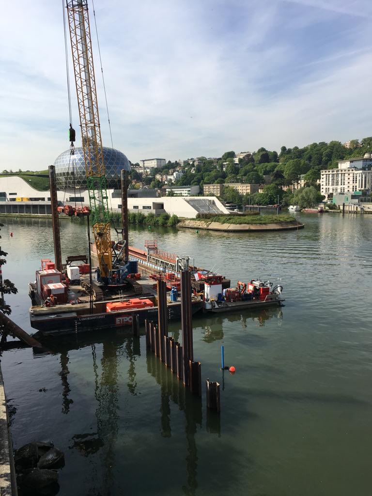LaClace's tweet photo. .#L15SUDT3A #GrandParisExpress : Réalisation du batardeau pour l’arrachage des pieux en Seine (Pont de Sèvres, IDF), préalablement au passage du #tunnelier du T3A.
#etpo #Ingerop https://t.co/0JwaJi9xUA
