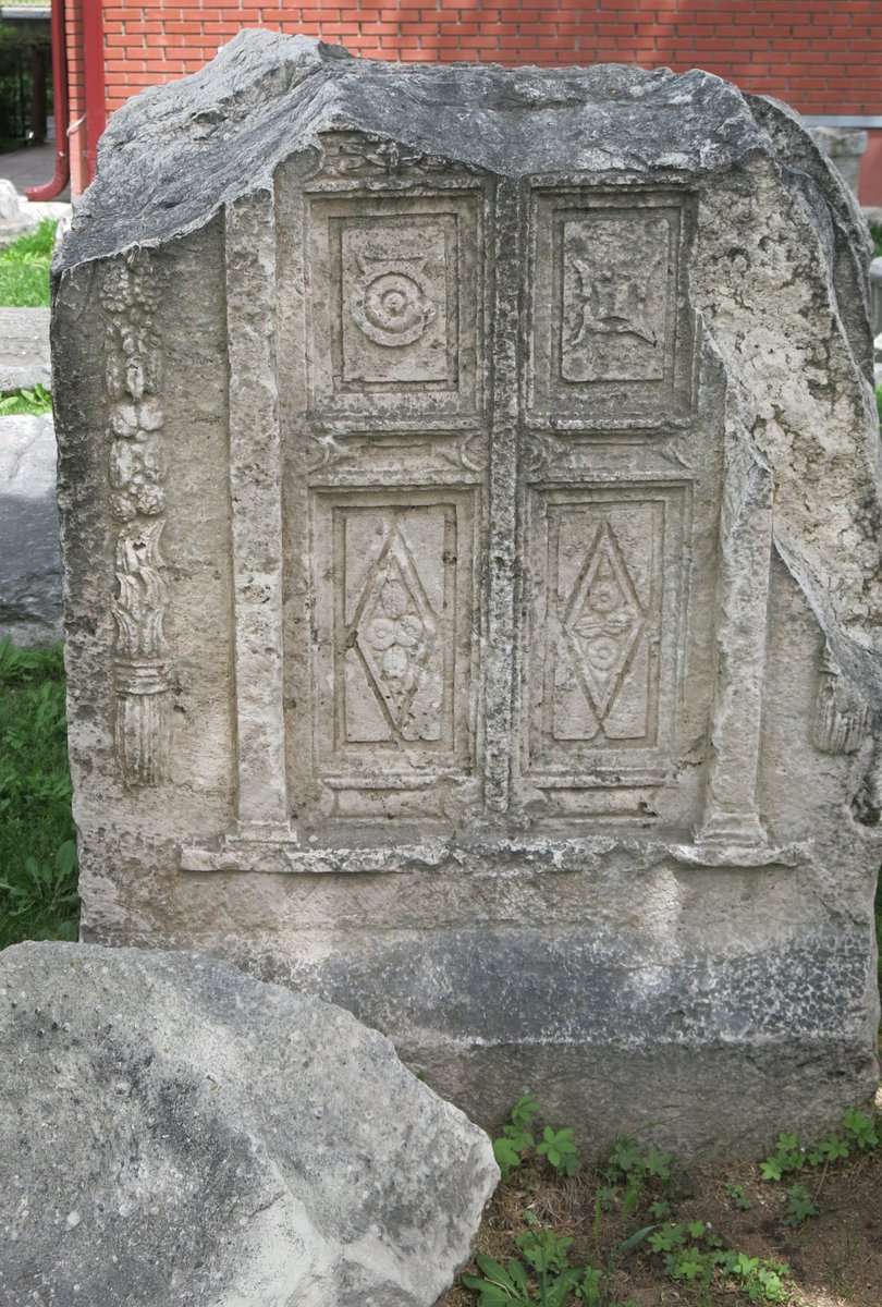 Frig Kapı Tipi Mezar Stelleri.. Seyitgazi Belediyesi Bahçesi <a href="/eskisehirbb/">Eskişehir Büyükşehir Belediyesi</a> <a href="/Anadolu_Univ/">Anadolu Üniversitesi</a> <a href="/eskvaliligi/">T.C. Eskişehir Valiliği</a>