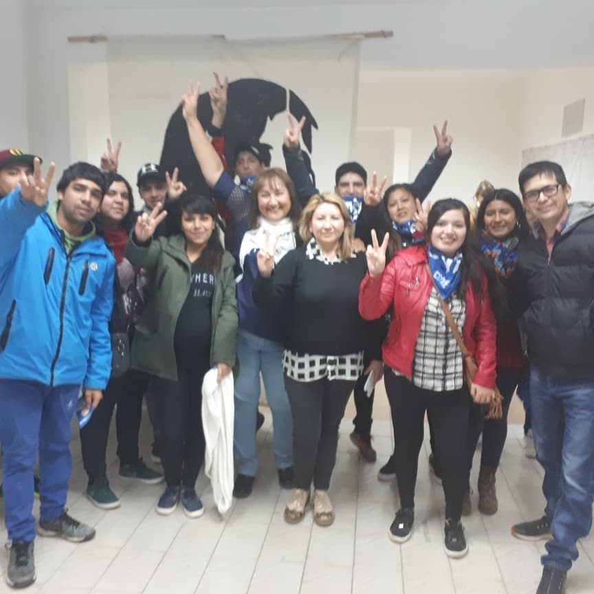 Norma20191's tweet photo. Hermosa reunión con jóvenes del Movimiento Evita en Esquel. Entusiasma la juventud militando con toda la energía por el #EsquelQueQueremos
#ChubutNosUne
#HayOtroCamino
#FernandezFernandez2019 https://t.co/28RjlVBK38