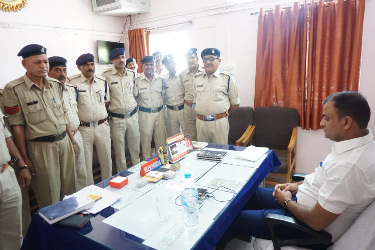 CrimeDewas's tweet photo. लोकसभा निर्वा.19 में थाना औ.क्षेत्र देवास के पदस्थ समस्त अधि.कर्मचारियों द्वारा किए गए बेहतर प्रदर्शन के लिए उन्हें बधाई दी शुभकामनाएं दी और थाना प्रभारी को निर्देशित किया कि ऐसे कर्मचारी उत्कृष्ट कार्य किया है उनके नाम डिटेल के साथ भेजें ताकि उनको उत्कृष्टता प्रमाण पत्र दिया सके https://t.co/9MiQTNyjgi