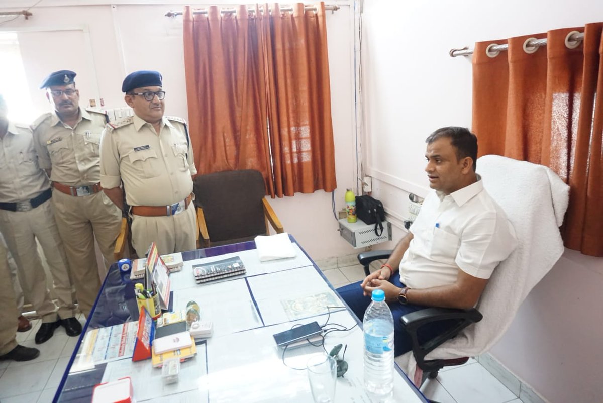 CrimeDewas's tweet photo. लोकसभा निर्वा.19 में थाना औ.क्षेत्र देवास के पदस्थ समस्त अधि.कर्मचारियों द्वारा किए गए बेहतर प्रदर्शन के लिए उन्हें बधाई दी शुभकामनाएं दी और थाना प्रभारी को निर्देशित किया कि ऐसे कर्मचारी उत्कृष्ट कार्य किया है उनके नाम डिटेल के साथ भेजें ताकि उनको उत्कृष्टता प्रमाण पत्र दिया सके https://t.co/9MiQTNyjgi