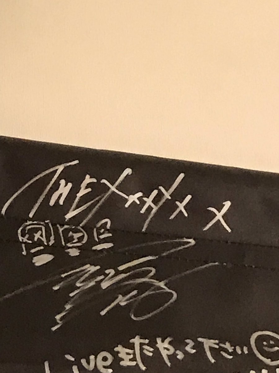 roykou's tweet photo. THE XXXXXX EXXXXXXHIBITION
渋谷タワーレコードで開催中。
本日行ってきました。なんとサプライズ！綾野剛さんご来店されて、サインを書いて行かれましたよ。展示物沢山あります。衣装も来週変わってしまうので、今週分はお早めに見に行って下さーい。
#綾野剛 #THEXXXXXX https://t.co/eVo5rxGlRa