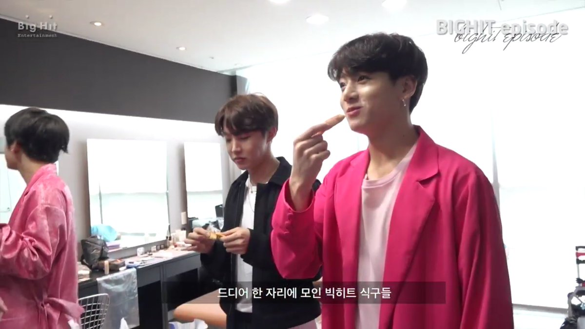 VIC_N_twt's tweet photo. จองกุกฮยองเขินน้องใช่ปะดูออกเลย มองน้องตาแป๋วๆเชียว
#JUNGKOOK https://t.co/JzQv1aTQT3